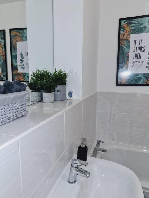 Stylish 2 Bedroom Apartment / Free Gated Parking غلاسغو المظهر الخارجي الصورة