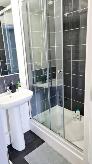 Stylish 2 Bedroom Apartment / Free Gated Parking غلاسغو المظهر الخارجي الصورة