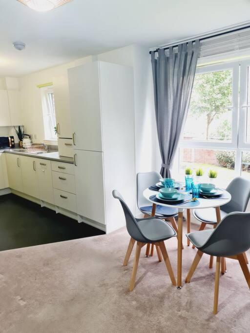 Stylish 2 Bedroom Apartment / Free Gated Parking غلاسغو المظهر الخارجي الصورة