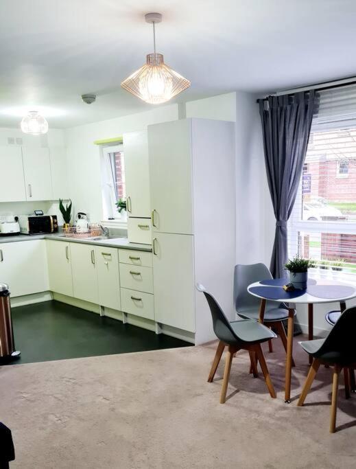 Stylish 2 Bedroom Apartment / Free Gated Parking غلاسغو المظهر الخارجي الصورة